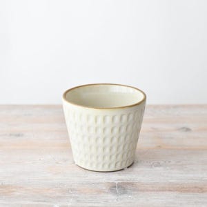 Krämfärgad blomkruka 14 cm, präglad keramik inomhus för krukväxter, örter eller suckulenter, elegant neutral dekorativ kruka