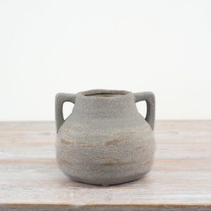 Jarrón de cerámica de 18 cm – Maceta decorativa rústica con textura beige y gris, con asas.