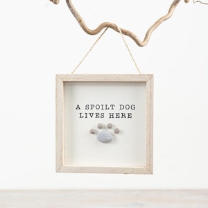 Letrero de madera de 13 cm con la frase "Aquí vive un perro mimado" – Placa colgante de madera con huella de pata, regalo para amantes de los perros.