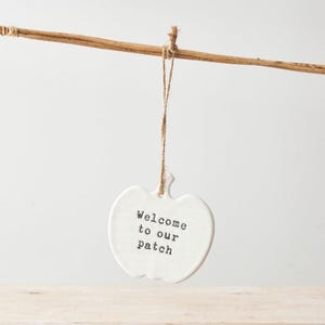 Porseleinen 'Welkom in onze pompoenentuin'-hanger, 9 cm