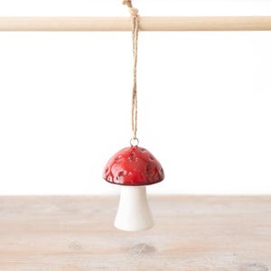 Adorno colgante de bosque con forma de hongo esmaltado rojo de 7 cm y lazo de yute