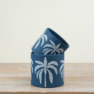 Maceta con forma de palmera azul – Maceta decorativa de cerámica de 16,5 cm, elegante soporte para plantas de interior y exterior.