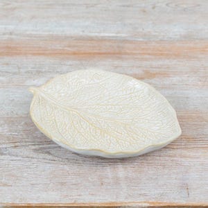 Plato rústico de hoja de 17 cm: plato decorativo de cerámica con forma de hoja y acabado detallado.