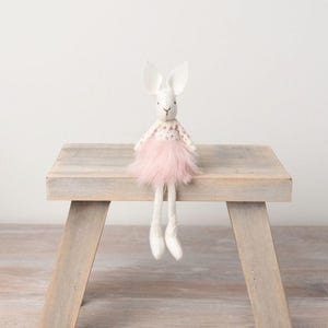 Sitzendes Kaninchenornament 16 cm rosa Tutu Blumenspitze baumelnde Beinfigur