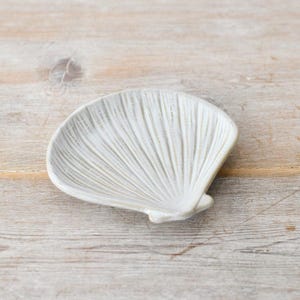 Porzellanschale in Muschelform, 13 cm – Dekorative Servierplatte im Küstenstil, elegante weiße Schale in Muschelform für Snacks und Schmuckpräsentation