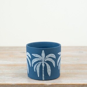 Blauer Palmen-Pflanztopf – 13,5 cm dekorativer Keramiktopf, eleganter Pflanzenhalter für drinnen und draußen