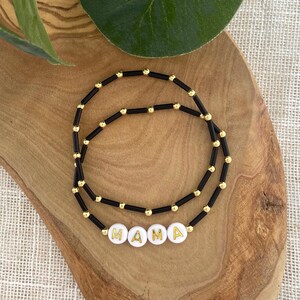 Pulseira personalizada para presentear a mãe | Conjunto de contas com nome em preto e dourado | Joias elásticas personalizadas | Conjunto de pulseiras minimalistas e elegantes com miçangas
