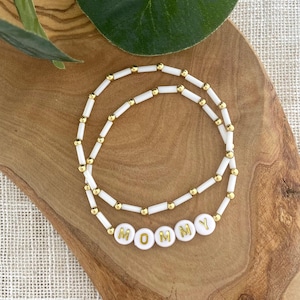 Conjunto de pulseiras personalizadas para mães | Joias com contas elásticas para mães | Tamanho personalizado | Branco e dourado | Pulseira com nome elegante