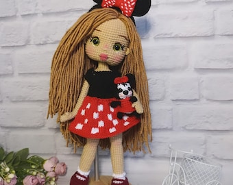Virkad docka – Mimmi Pigg-stil – 27 cm poserbar handgjord amigurumi – avtagbara kläder – tillbehör ingår