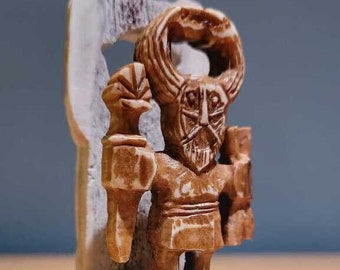 Met de hand gesneden miniatuurbeeld: Odin, de Alvader, op elandgeweistandaard