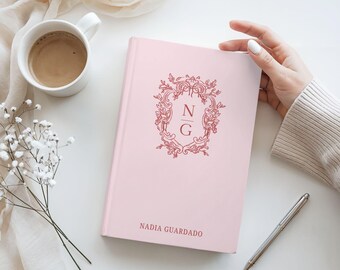 Gepersonaliseerde monogramdagboek met een vintage geïnspireerd botanisch embleem met strikken, aangepast Moederdag- of bruidsmeisjescadeau