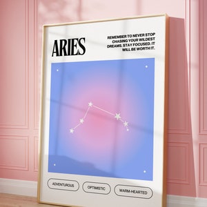 Peut inclure: Une affiche encadrée dorée avec un fond dégradé bleu et rose. L'affiche présente le mot "ARIES" en texte noir en haut et une constellation d'étoiles blanches au centre. Le texte "REMEMBER TO NEVER STOP CHASING YOUR WILDEST DREAMS. STAY FOCUSED. IT WILL BE WORTH IT." est en texte noir en haut à droite. Les mots "ADVENTUROUS", "OPTIMISTIC" et "WARM-HEARTED" sont en texte noir sur des boutons blancs en bas de l'affiche.