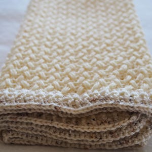 Handgehäkelte Creme Babydecke | Weiches neutrales Neugeborenen Geschenk | Genderneutrales Kinderzimmer