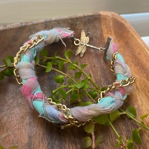 Bracelet ruban recyclé avec breloque libellule Bracelet printemps, bracelet en tissu, cadeaux uniques pour elle, cadeaux pour maman image 1
