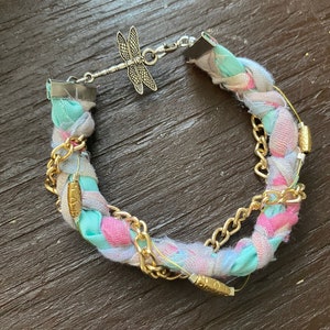 Bracelet ruban recyclé avec breloque libellule Bracelet printemps, bracelet en tissu, cadeaux uniques pour elle, cadeaux pour maman image 2