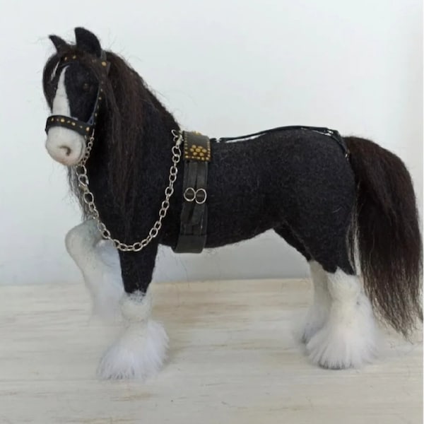 Réplica de caballo de fieltro personalizada Horse Lover Gift Rider Needle Felt pony Escultura de caballo de lana flexible Regalo especial Día de San Valentín Caballo blanco