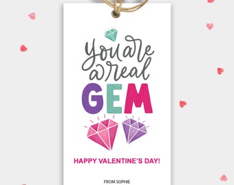 Könnte beinhalten: Ein Valentinstag-Geschenk-Etikett mit einem Design aus rosa, violetten und türkisfarbenen Edelsteinen. Das Etikett lautet "You are a real GEM Happy Valentine's Day! From Sophie."