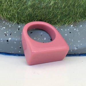Pierścionek letni, rozmiar 8 (18 mm), pierścień z akrylu Lucite, kolor ciemnoróżowy, pierścionek z wyrazistym wzorem