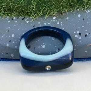 Vintage Summer Ring  Size 6.5 Lucite Acrylic Plastic Ring Blue Layered Ring & Rhinestone
