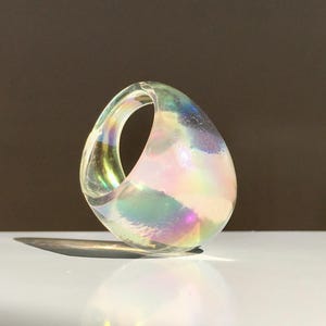 Lucite akryl statementring: Transparent vit plast, storlek 7,5 Y2K
