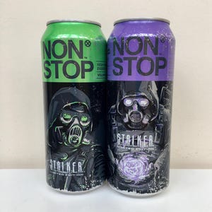 Puede incluir: Dos latas de bebida energética, una verde y otra morada, con el texto "NON STOP" en letras blancas grandes. Las latas presentan ilustraciones de figuras con máscaras de gas y el texto "STALKER LIMITED EDITION".