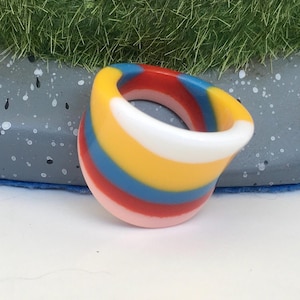 Vintage Summer Ring Size 8 Lucite Acrylic Plastic Ring  Ring, Rainbow Layered Ring Statement Ring, Colored Lines