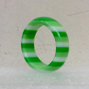 Sommer-Ring Größe 8 (18 mm) Lucite Acryl-Kunststoff-Ring, Statement-Ring, grün geschichteten Ring. Grüne Linien Ring.