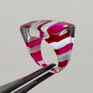 Vintage Lucite Ring, Sommer Ring, Acryl Ring, Kunststoff Ring, Statement Ring, Rosa Handmalerei Ring, Weiß und Rot geschichtete Ringlinien