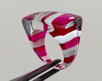 Anillo vintage de lucita: pintado a mano en rosa y blanco