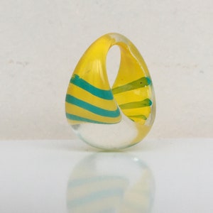 Sommer Ring Größe 17 mm Lucite Acryl Plastik Ring Abstraktion Gelb Ring Grüne Linien Farbe, Statement Ring