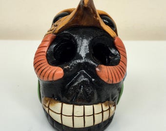 アステカ - マヤの死の笛、手作りのカラフルなメキシコ陶器の文化楽器