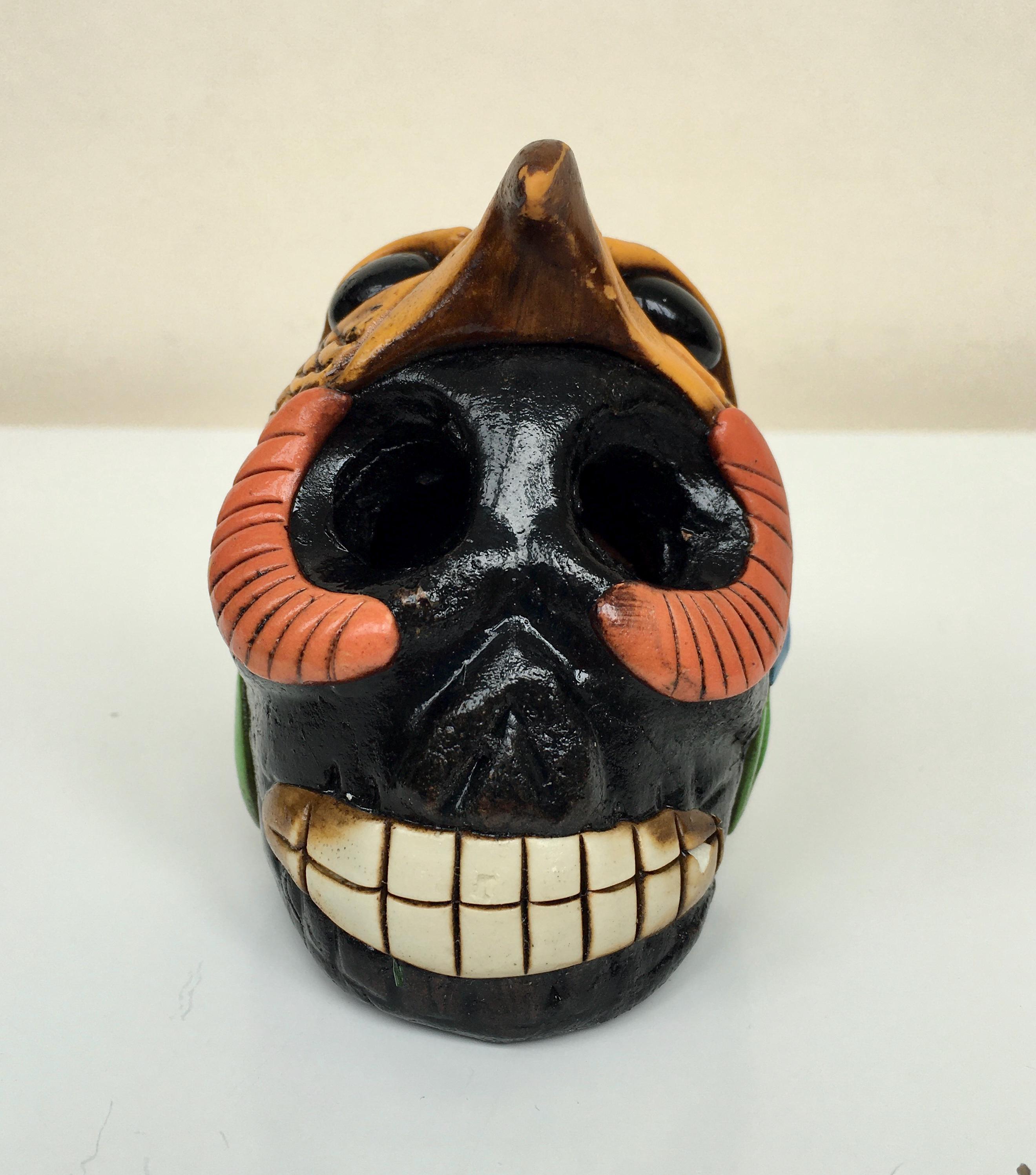 アステカ - マヤの死の笛、手作りのカラフルなメキシコ陶器の文化楽器