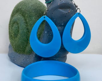 Vintage Blue Lucite Bangle Bracelet and Earrings Set