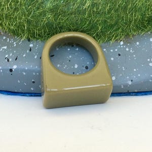 Pierścionek letni, rozmiar 7 (17,5 mm), pierścień z akrylu Lucite, kolor zielony, pierścionek z wyrazistym wzorem