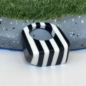 Summer Ring Size 5.5 Lucite Acrylic Plastic Ring 16 mm Abstraction   Ring, Black and White Color Ring, Statement Ring