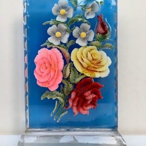 Grande cartão de mesa vintage, feito de plexiglass com flores, lembrança artesanal da URSS ITK floral 3D objeto de arte rosas volumétricas suporte período da URSS