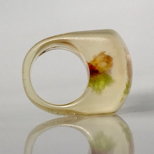 Vintage Sommer Ring Größe 6,75 (17mm) Lucite Acryl-Kunststoff-Ring, Abstraktion Blumen Ring, Beige Farbe Ring, Statement Ring
