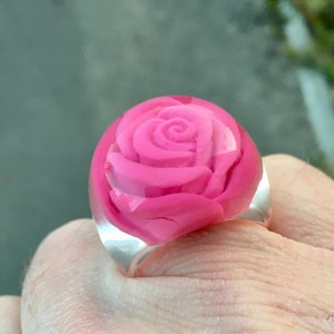 Vintage Lucite Ring, Sommerring, Lucite Ring, Acryl Ring, Kunststoffring, Statement Ring, Blumen Farbe transparent rosa Rose Größe 9,75