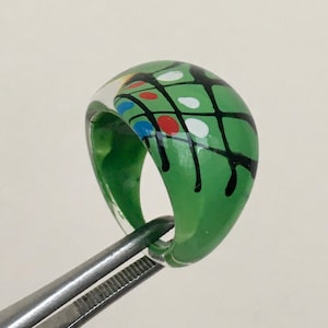 Sommerring Size 6 (16.5mm) Lucite Acryl Kunststoff Ring Grün Farbe mit Ornament Ring, Statement Ring