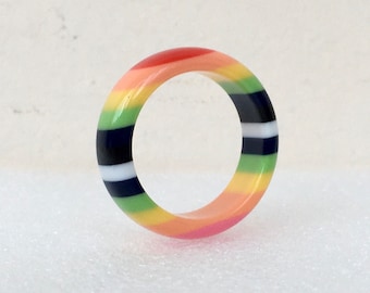 Anillo de Lucite Arcoíris: Anillo Acrílico Multicolor, Talla 8