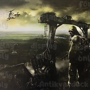 Peut inclure: Impression numérique d'une scène post-apocalyptique. Une silhouette portant un masque à gaz et un équipement militaire se tient près d'une structure délabrée, surplombant un paysage désolé. Un hélicoptère vole dans le ciel nuageux. La palette de couleurs est dominée par le vert et le marron.
