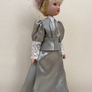 Muñeca de porcelana. Arte de muñecas populares. Muñeca. Marioneta. Traje folklórico. Vestido folklórico. Muñeca coleccionable. Traje étnico nacional del siglo XIX. Dama