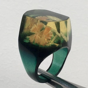 Vintage Plexiglas Ring ITK Handmade Souvenir Prisoner Art Ring Größe 8 Sommer Blumenring Grün Massiver Ring. Unikat Ring