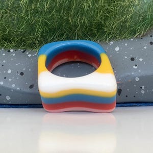 Vintage Sommer Ring Größe 7 Lucite Acryl Kunststoff Ring Ring, Regenbogen Schichtring Statement Ring farbige Linien
