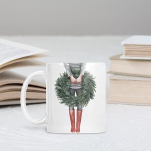 Taza de Navidad personalizada de 11 oz, taza de corona de Navidad, taza rústica, taza de Navidad minimalista, corona de invierno verde, mujer sostiene una corona