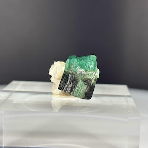 Turmalina bicolor con tapa verde sobre matriz de feldespato – Skardu, Pakistán (5,6 g) – Terminaciones afiladas