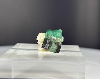 Turmalina bicolor con tapa verde sobre matriz de feldespato – Skardu, Pakistán (5,6 g) – Terminaciones afiladas