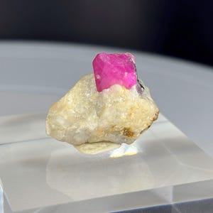 白大理石にマゼンタルビークリスタル | コレクター向け鉱物 | マダガスカル | UV反応性