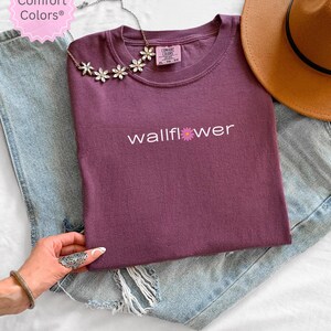 Wallflower-t-shirt, introvert skjorta, trädgårdsmästarepresent, minimalistisk grafik, bästa vänpresent, Comfort Colors®-t-shirt, blommig estetik