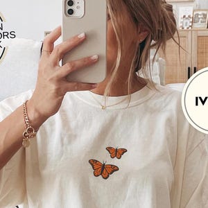 Schmetterling Komfort Farben T-Shirt, gesticktes Schmetterling Shirt, minimalistisches T-Shirt, gesticktes T-Shirt, besticktes Hemd, individuelles Hemd, Retro Hemd Bild 1